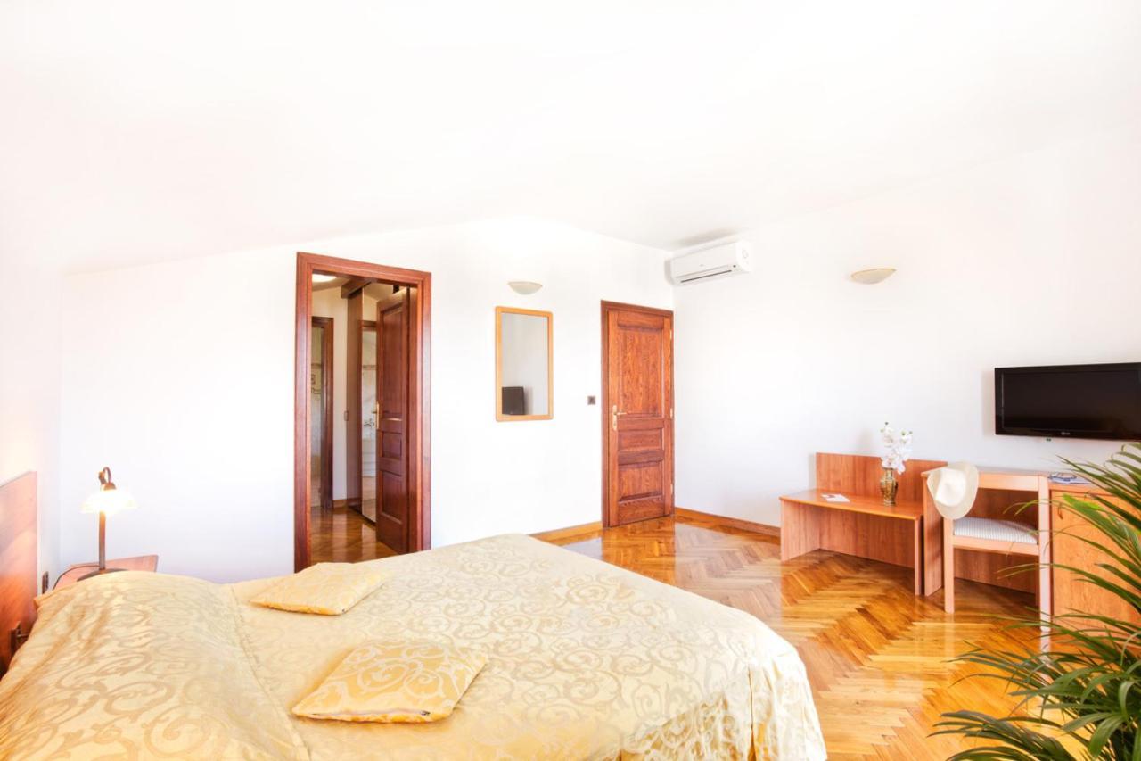 Villa Sveta Eufemija Bed End Breakfast I 로비니 외부 사진